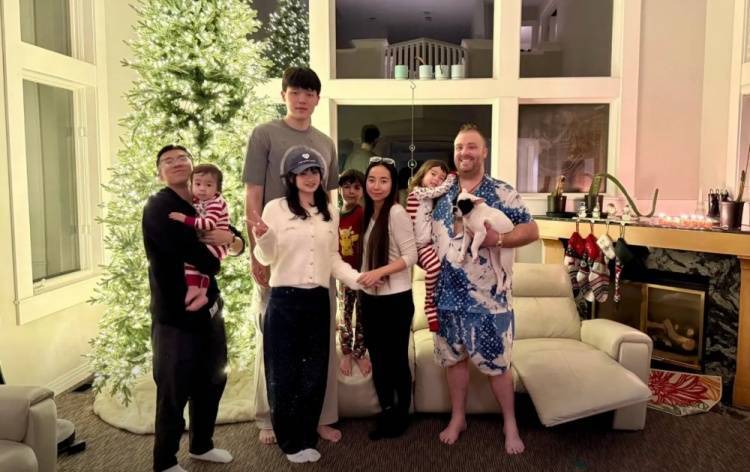 杨瀚森与女友一起在当地华人家中过感恩节